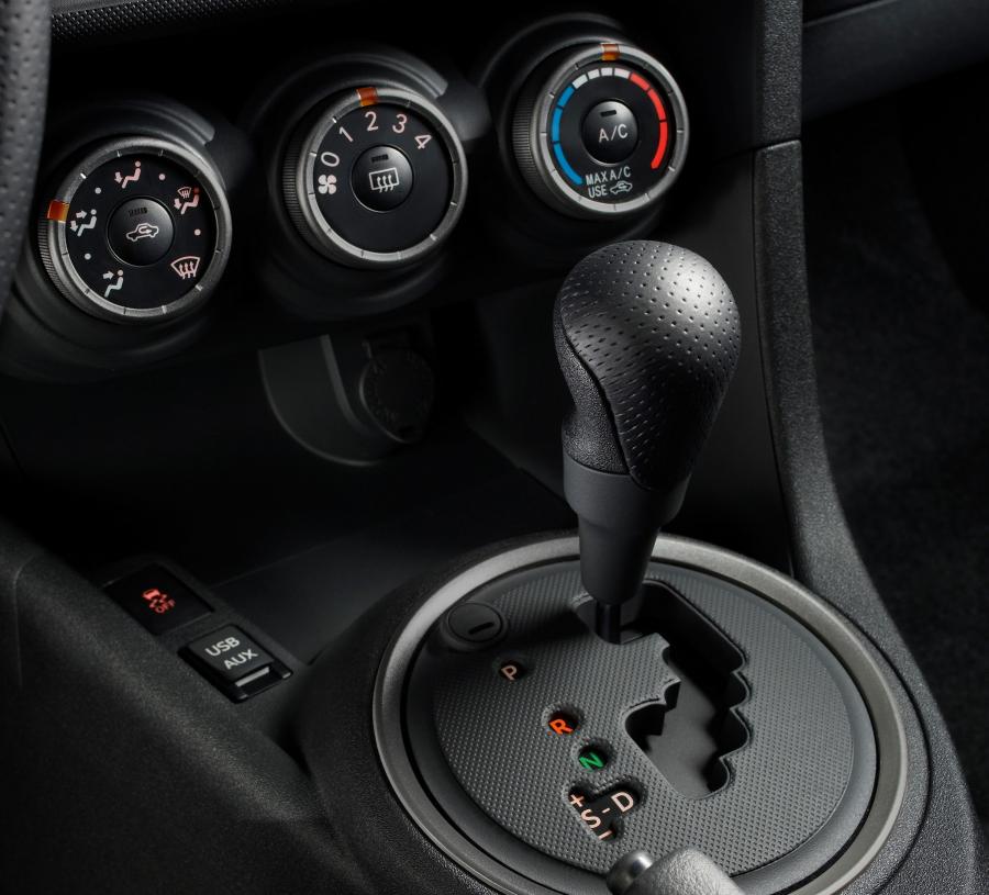 Детали интерьера Scion tC 2011 года  (фото 45 из 68)